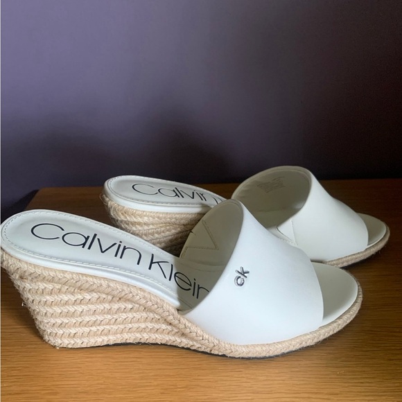 NEW size 7 1/2 Calvin Klein White wedges. - Picture 5 of 6